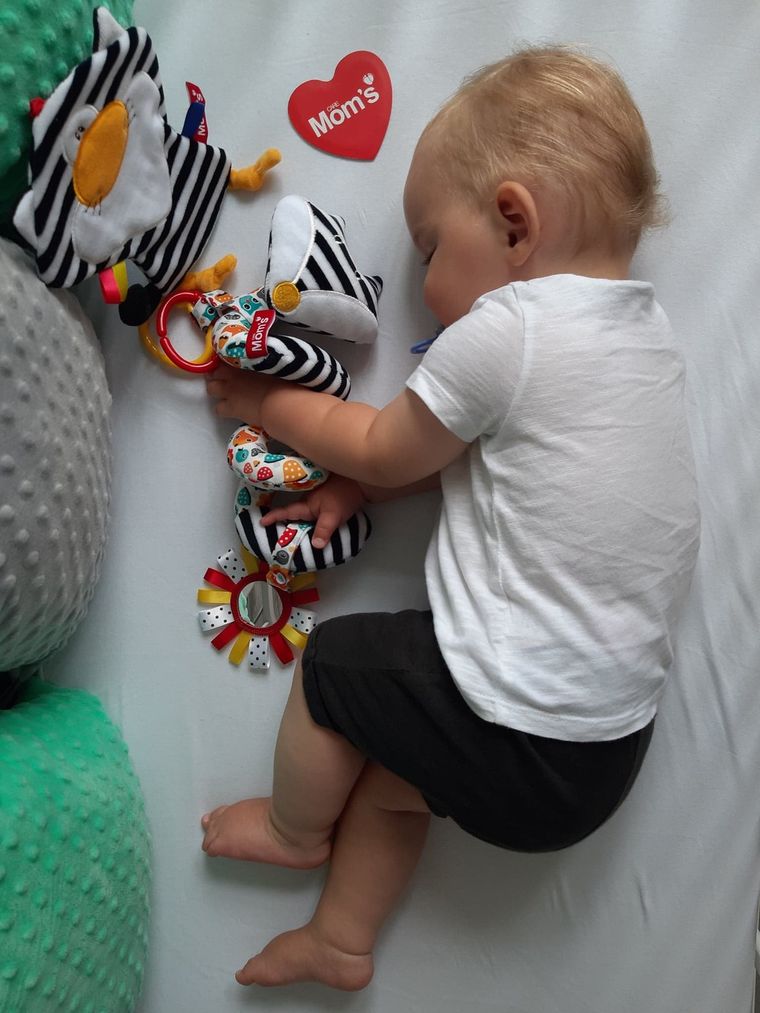 Mom's Care, kot pasiak, kontrastowa zabawka zawieszka sensoryczna