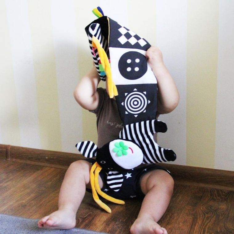 Mom's Care, krówka, książeczka do łóżeczka, zabawka sensoryczna