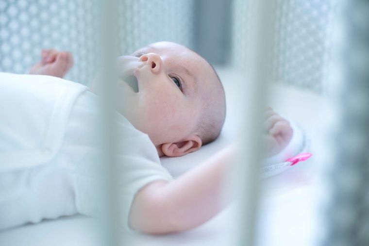 Motherhood, Kwadraty Różowe, ergonomiczna poduszka stabilizująca dla niemowląt