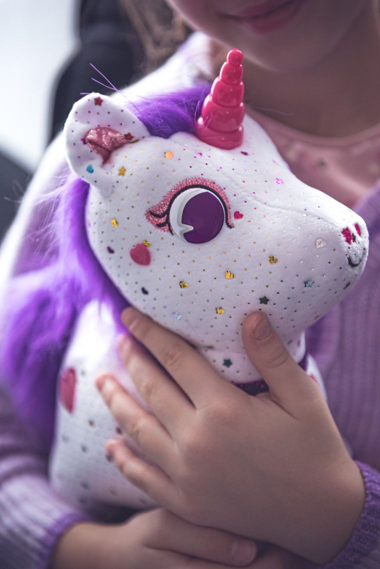 Playshifu, ZeeZee, interaktywna maskotka jednorożec