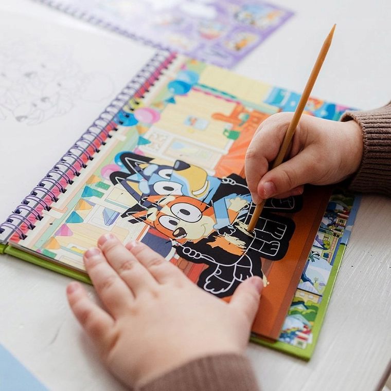 Totum, Bluey, wydrapywanka kolorowanka z naklejkami, zestaw kreatywny