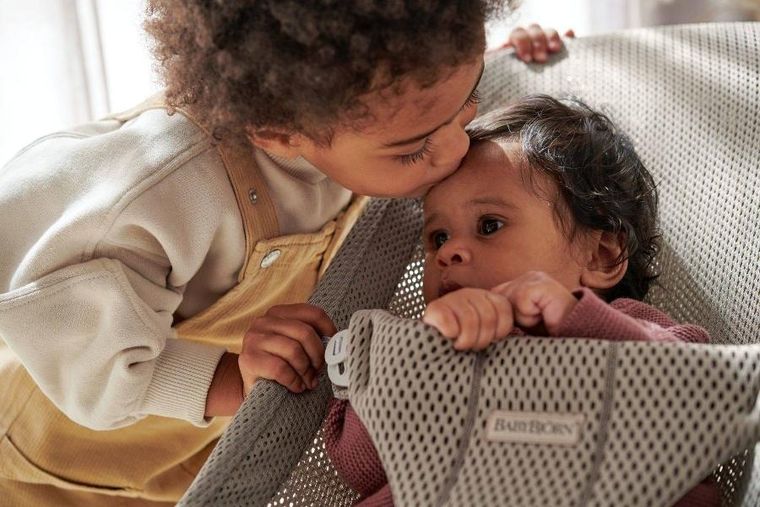 BabyBjörn, Bliss Mesh, leżaczek, szarobeżowy + Googly Eyes Pastels, zabawka niemwolęca