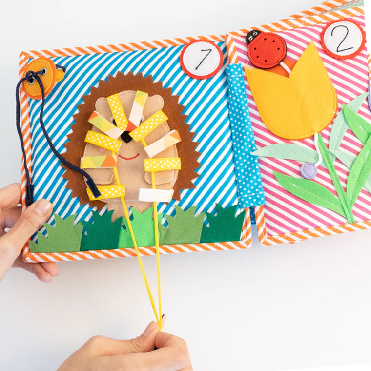 Jolly Designs. 1 2 3. Książeczka sensoryczno-manipulacyjna