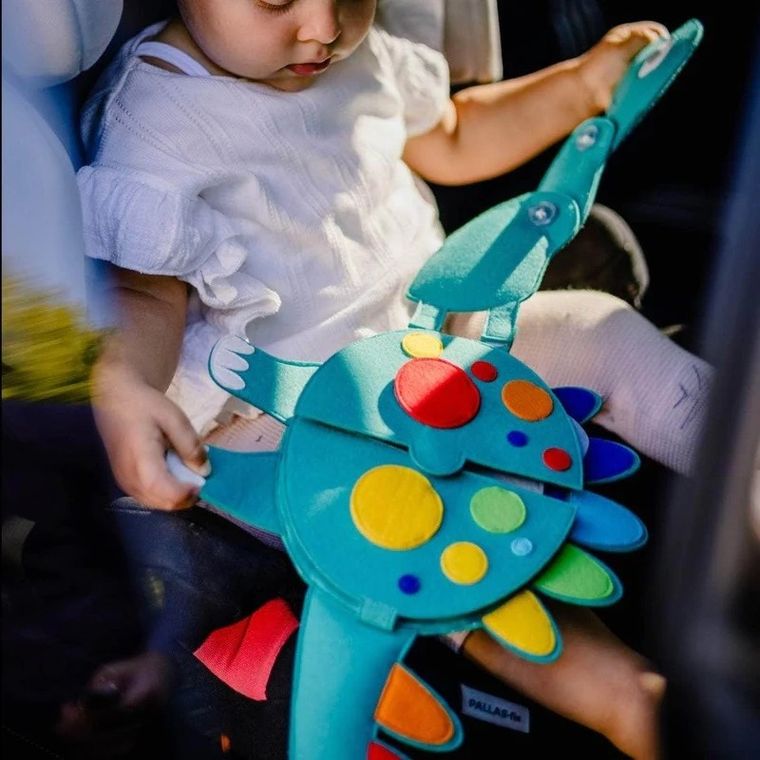 Jolly Designs. Dinozaur. Podróżna książeczka sensoryczno-manipulacyjna