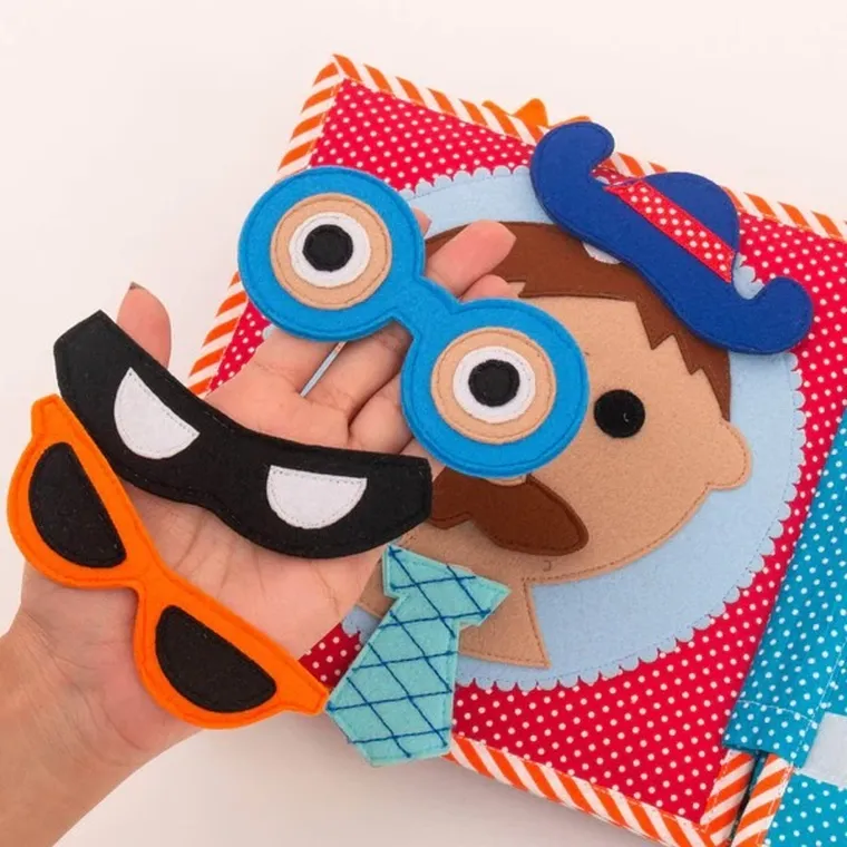 Jolly Designs. Karnawał. Książeczka sensoryczno-manipulacyjna