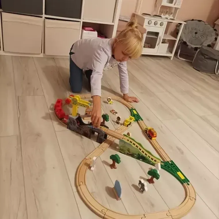 Kruzzel, drewniana kolejka z torem i figurkami, 3,2m