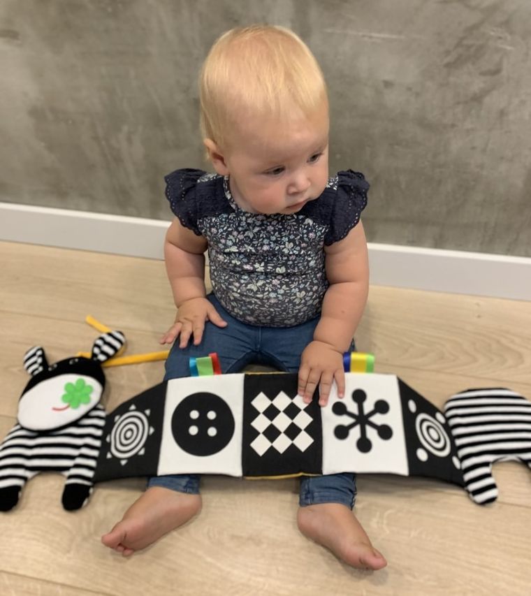 Mom's Care, krówka, książeczka do łóżeczka, zabawka sensoryczna