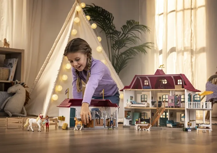 Schleich, Horse Club, Posiadłość wiejska i stadnina koni w Lakeside, zestaw, 42706