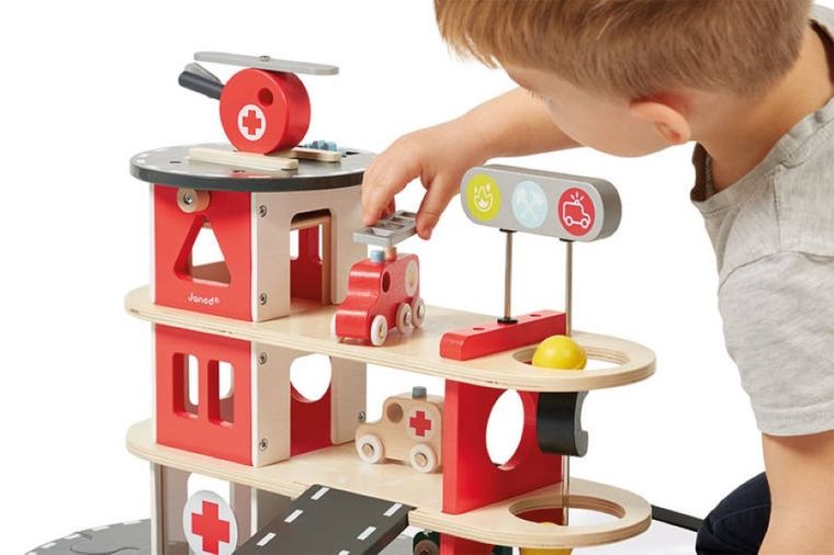 Janod, drewniana remiza strażacka, zestaw z akcesoriami