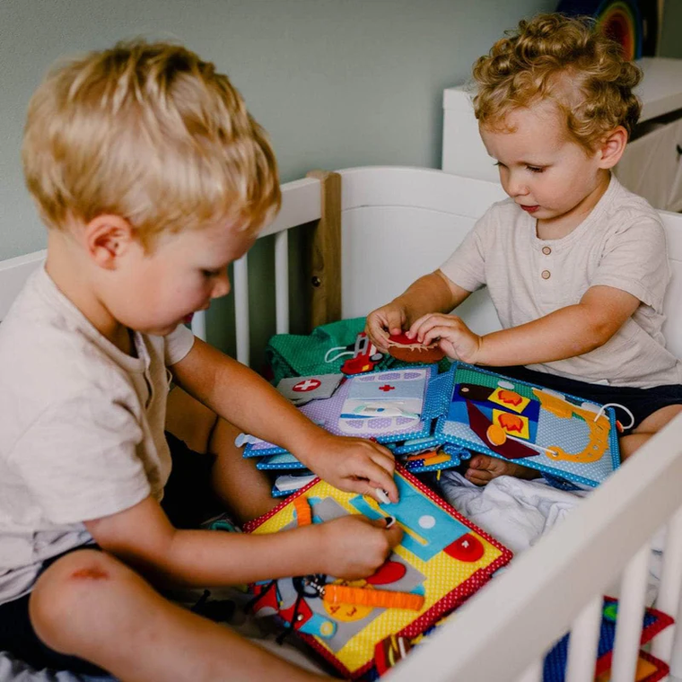 Jolly Designs. Szczęście. Książeczka sensoryczno-manipulacyjna