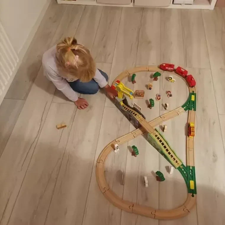 Kruzzel, drewniana kolejka z torem i figurkami, 3,2m