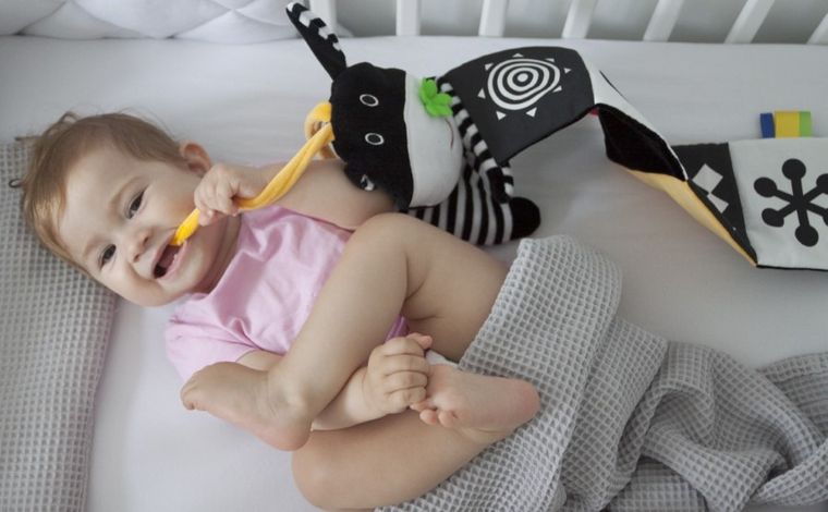 Mom's Care, krówka, książeczka do łóżeczka, zabawka sensoryczna