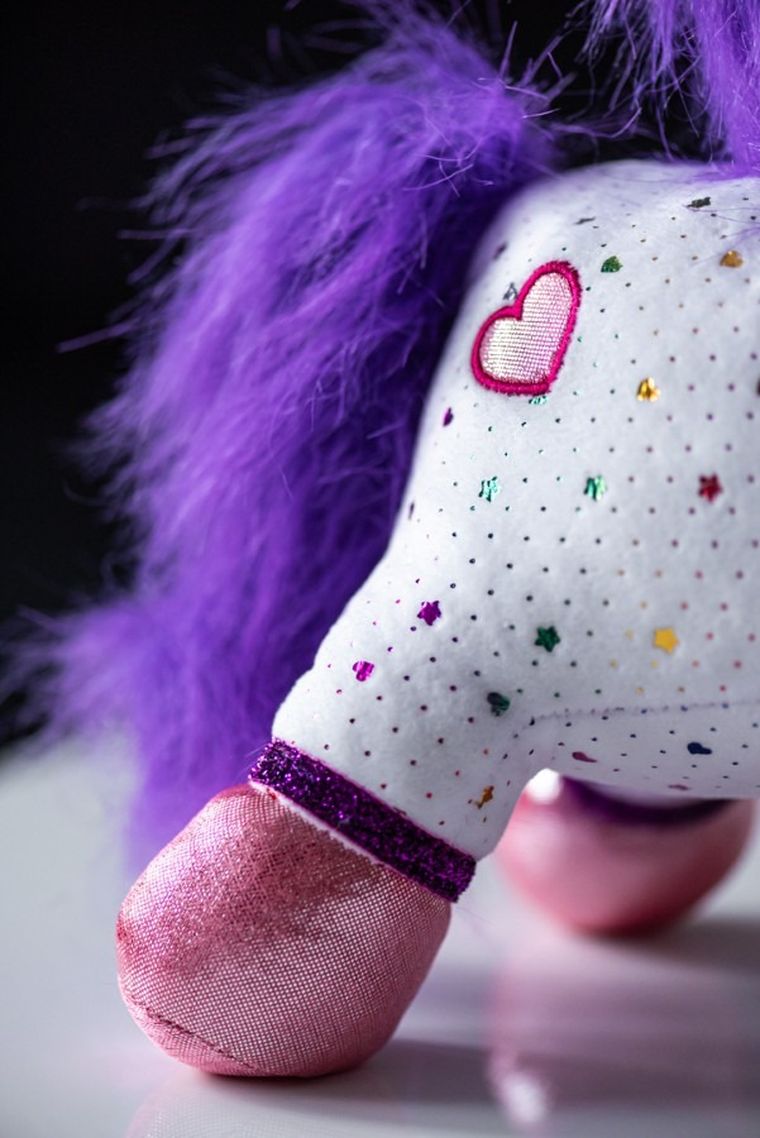 Playshifu, ZeeZee, interaktywna maskotka jednorożec