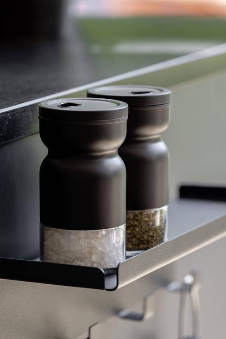 Wenko, solniczka i pieprzniczka na metalowym stojaku, Melli