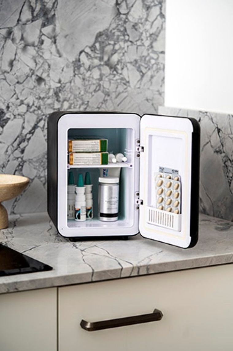 Adler, mini lodówka, AD 8084