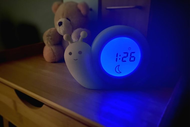 Alecto, trener snu, budzik i lampka, beż