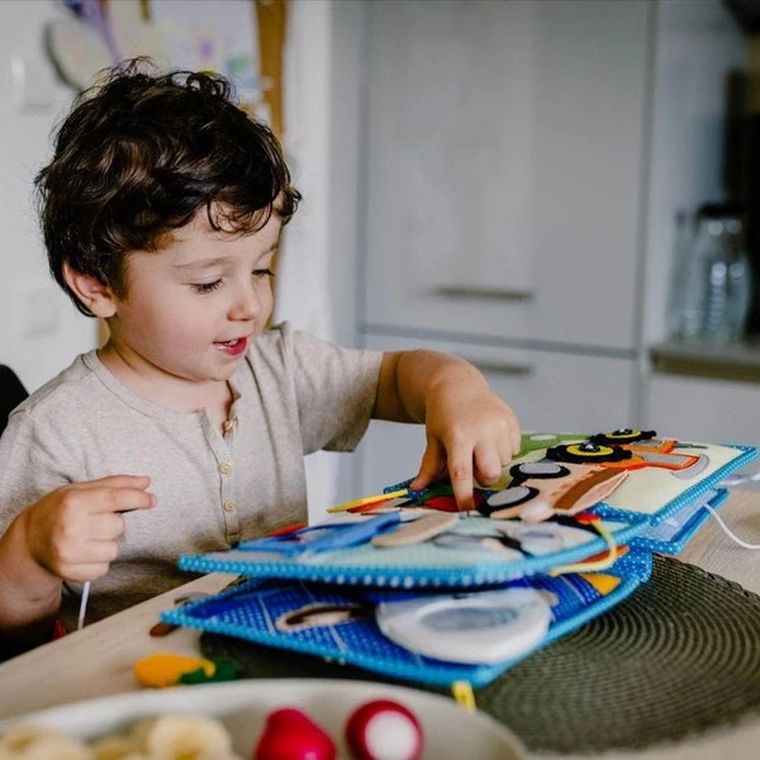 Jolly Designs. Zawody. Książeczka sensoryczno-manipulacyjna