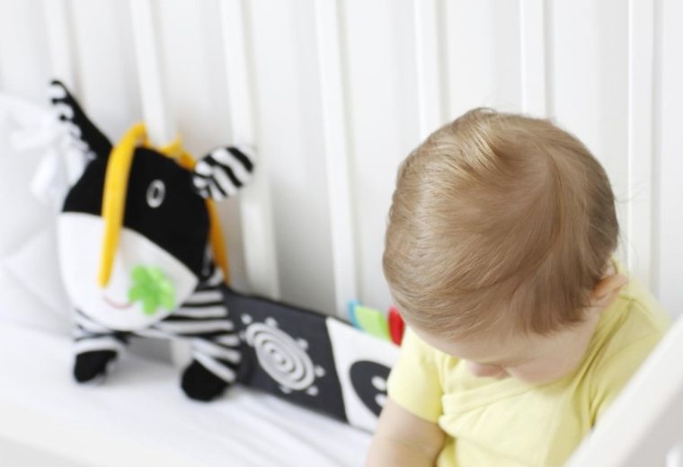 Mom's Care, krówka, książeczka do łóżeczka, zabawka sensoryczna