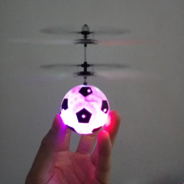 Adar, latająca piłka, sterowana dłonią