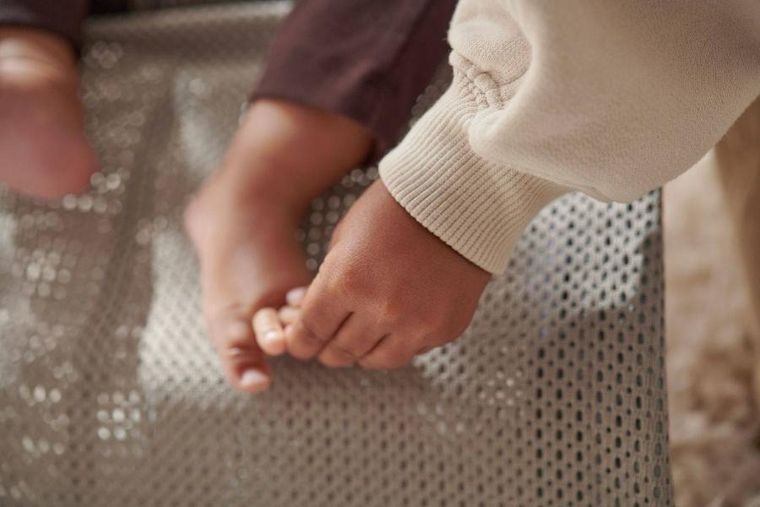 BabyBjörn, Bliss Mesh, leżaczek, szarobeżowy + Googly Eyes Pastels, zabawka niemwolęca