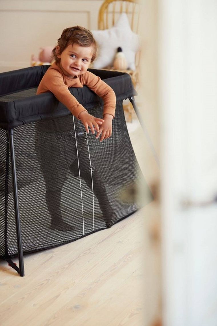 BabyBjörn, Light, łóżeczko turystyczne + prześcieradło, czarne