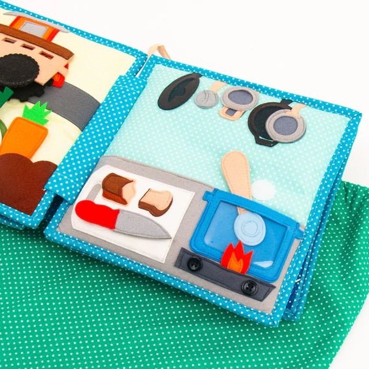 Jolly Designs. Zawody. Książeczka sensoryczno-manipulacyjna