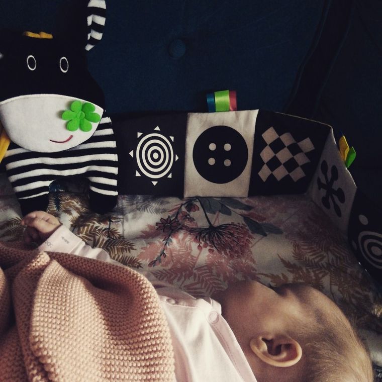 Mom's Care, krówka, książeczka do łóżeczka, zabawka sensoryczna