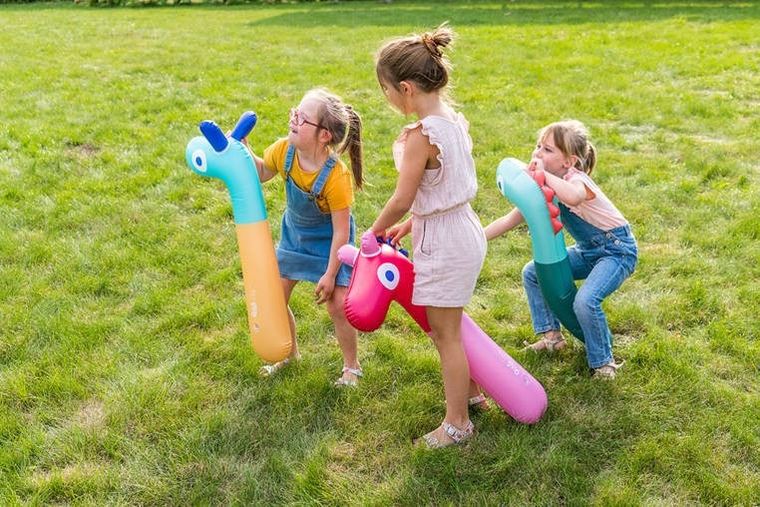 Quut, dmuchany makaron do pływania, żyrafa