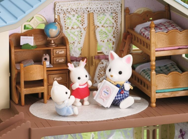 Sylvanian Families, Wiejski domek z niebieskim dachem, zestaw z figurkami, 5343