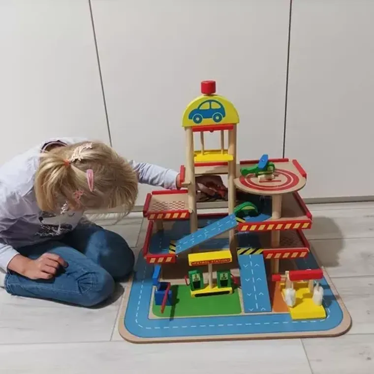 Kruzzel, drewniany parking