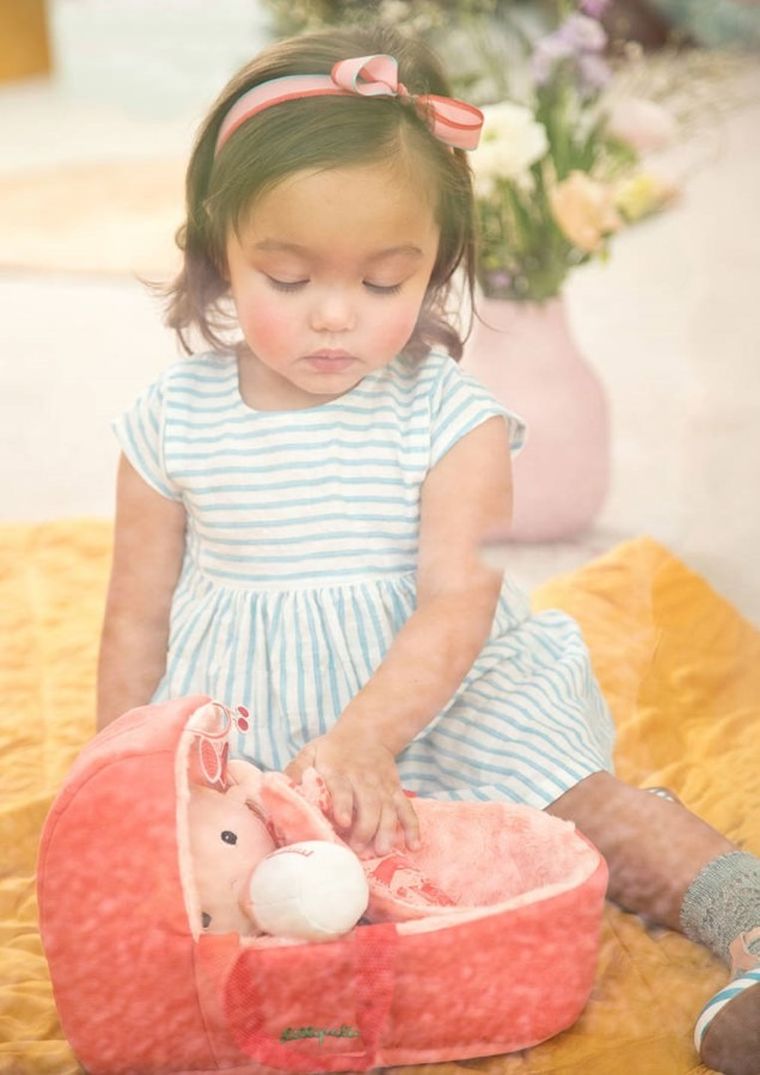 Lilliputiens, Lena, lalka dzidziuś w gondoli z komforterem i butelką mleka