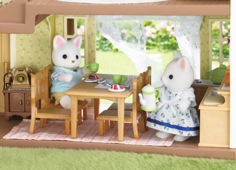 Sylvanian Families, Wiejski domek z niebieskim dachem, zestaw z figurkami, 5343
