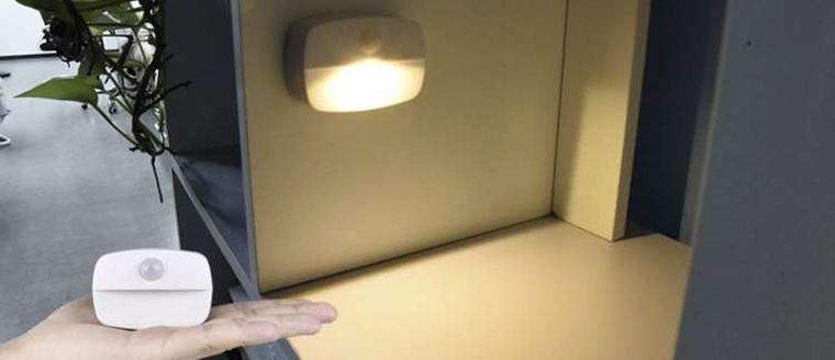 Izoxis, lampka nocna LED z czujnikiem ruchu