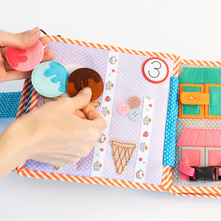 Jolly Designs. 1 2 3. Książeczka sensoryczno-manipulacyjna