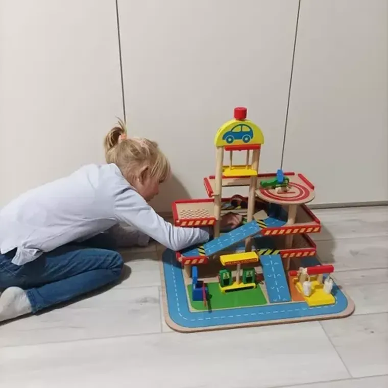 Kruzzel, drewniany parking