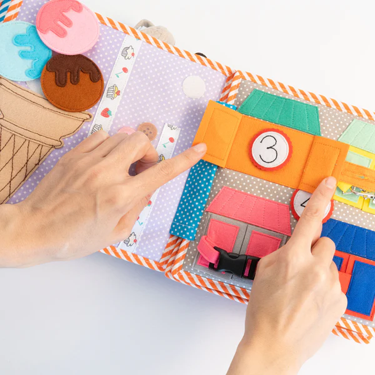 Jolly Designs. 1 2 3. Książeczka sensoryczno-manipulacyjna