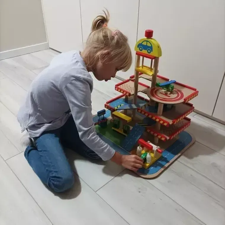 Kruzzel, drewniany parking