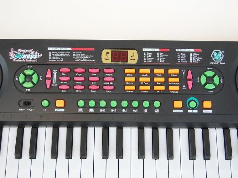 Adar, organy z mikrofonem, 54 klawisze