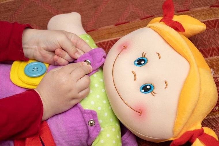 Askato, lalka szmaciana w fioletowej sukience