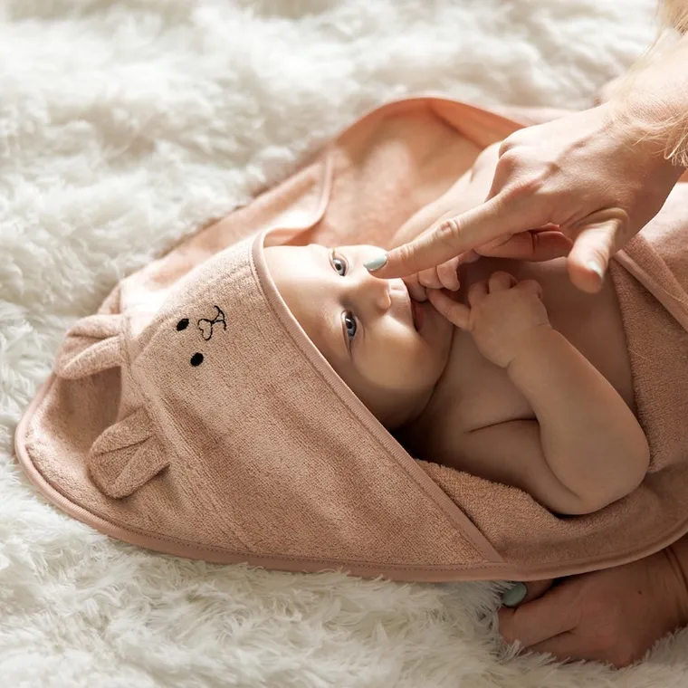 BabyOno, okrycie kąpielowe bambusowe z kapturkiem, różowe, 100-100 cm