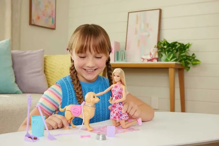 Barbie, Spacer z pieskiem czyścioszkiem, lalka Malibu, piesek i akcesoria