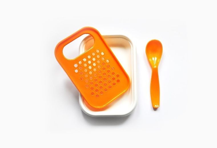 Cuca, plastikowa tarka do warzyw i owoców + łyżeczka