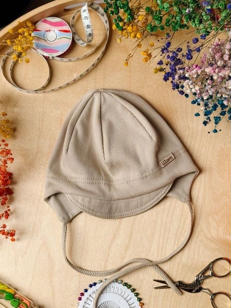 Czapka chłopięca, wiązana, beżowa, Iltom