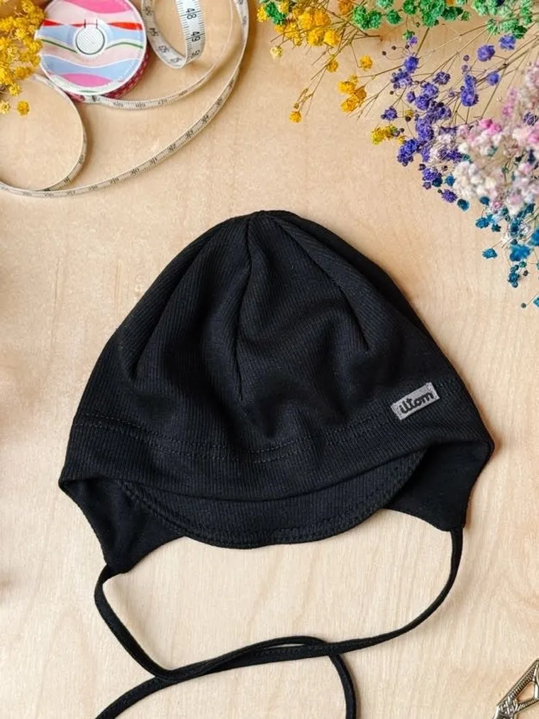 Czapka chłopięca, wiązana, czarna, Iltom