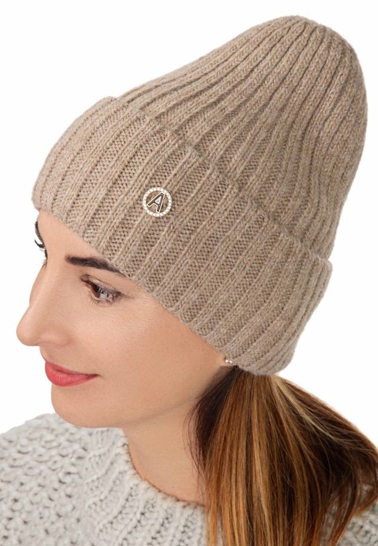 Czapka damska, beżowa, Ambra