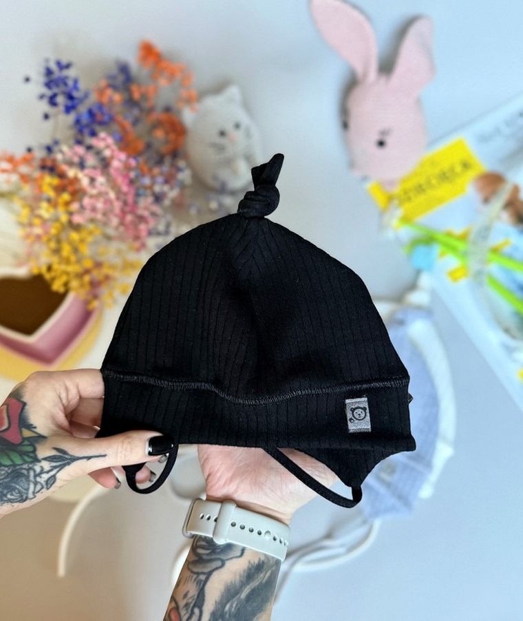 Czapka dziecięca, wiązana, czarna, Iltom