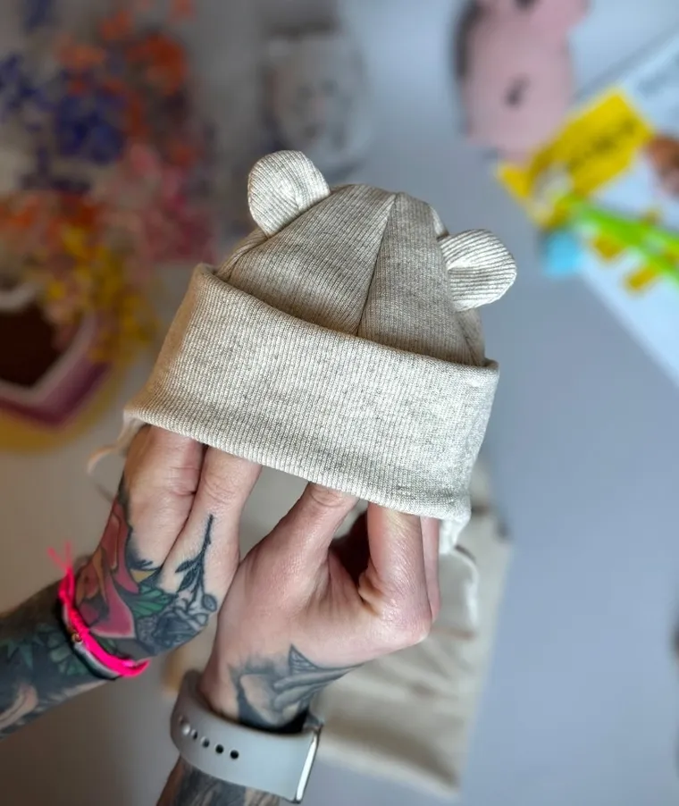 Czapka dziecięca, wiązana, prążkowana, beżowa, Iltom