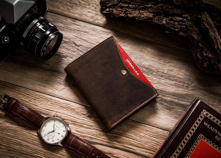 Czarny, pionowy portfel męski ze skóry naturalnej, Peterson