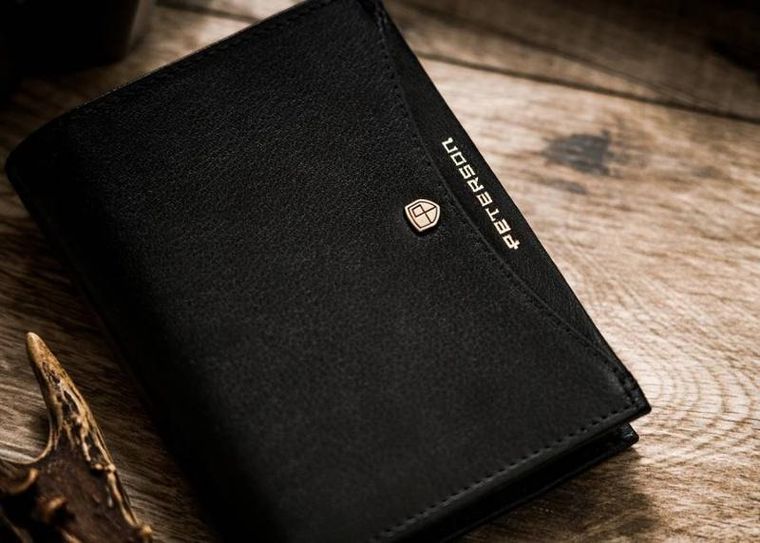 Czarny, pionowy portfel męski ze skóry naturalnej, Peterson