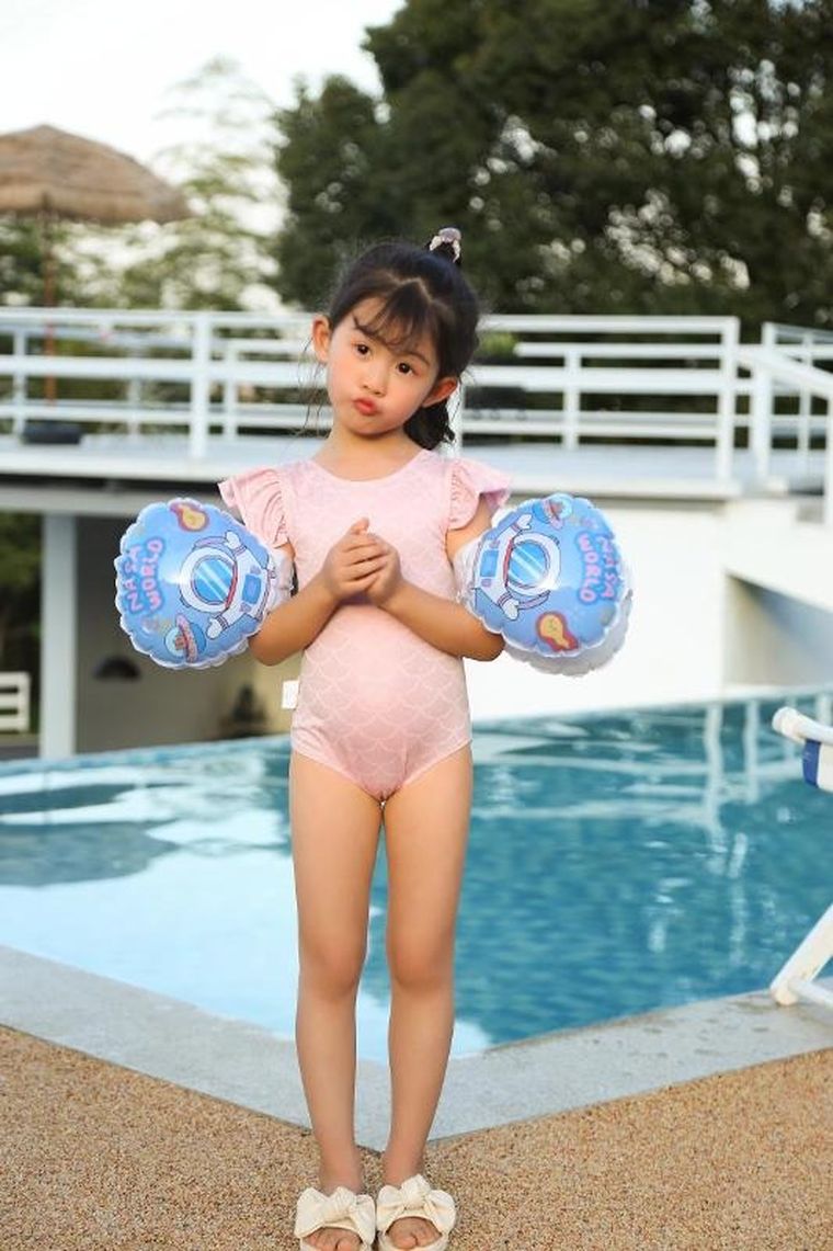 Dmuchane rękawki do pływania, kosmos